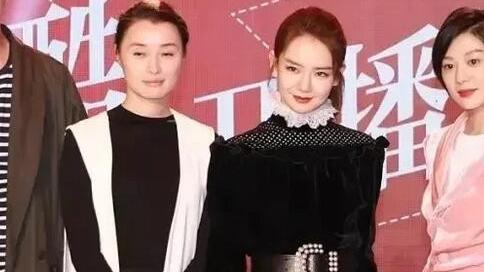 黑木耳 戚薇和吴越同穿黑白配，一个时髦一个老气，相差13岁却像两辈人