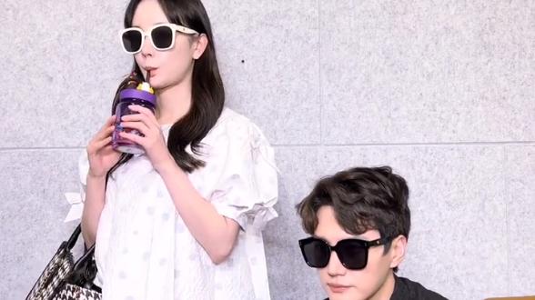 张檬|张檬夫妇近况曝光，身穿宽松白裙疑似怀孕，卡通水杯引人遐想