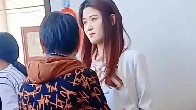 陈萌|朱小伟未婚妻晒宝马，开小黄车29件商品在售，网友：比陈亚男还急