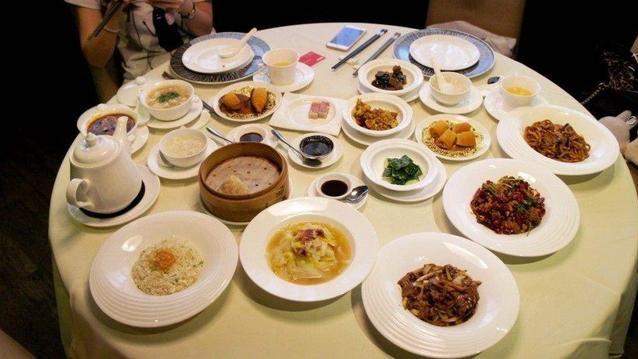 东北女孩来上海吃喜酒，随500块钱，菜端上桌，网友：这下尴尬了