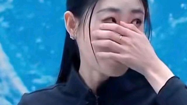 朱易|陈虹伊被主持人夸得害羞捂脸！这赞誉太高了，被朱易取代又能如何