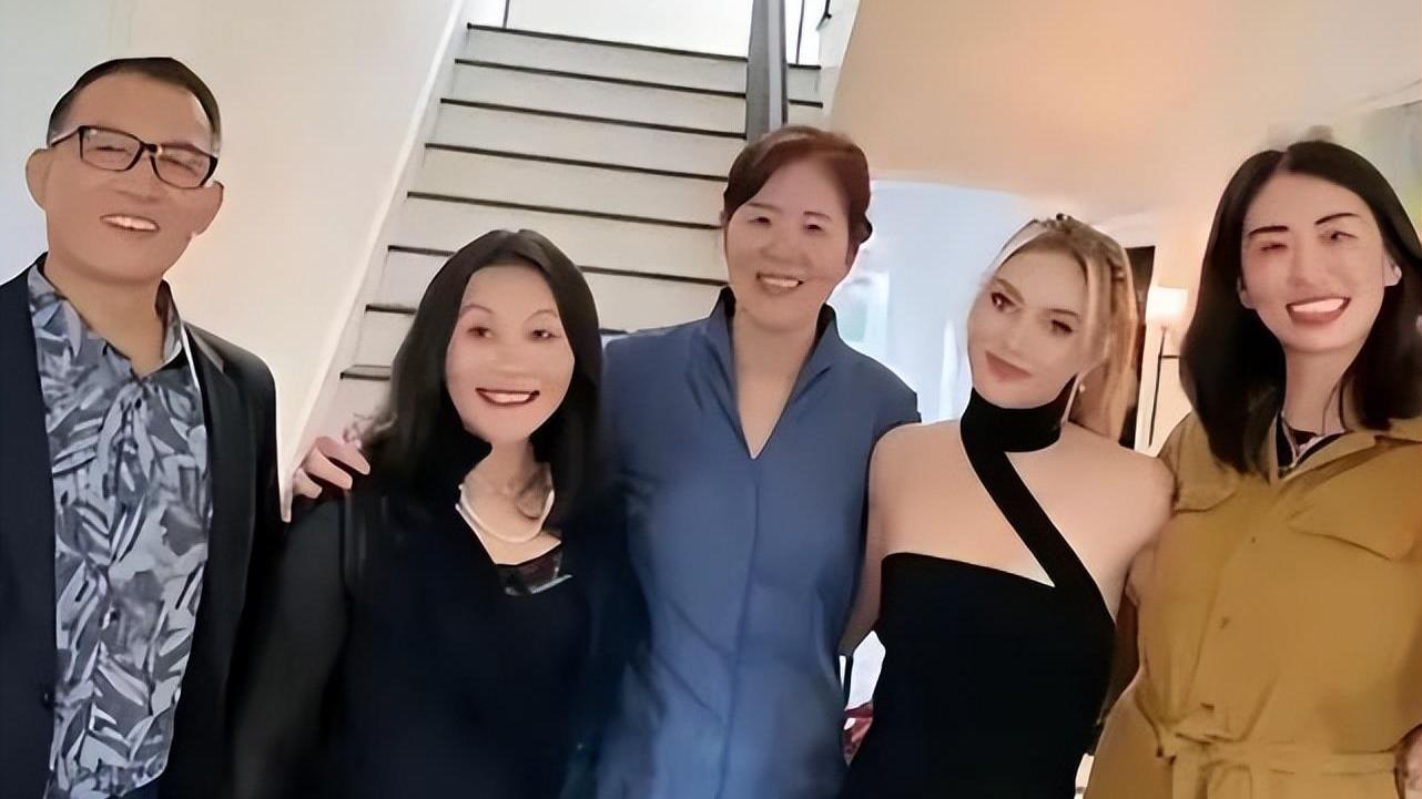 穿衣搭配 郎平带女儿和朱婷聚餐，T恤配短发精神抖擞，女儿和妈妈气质真像