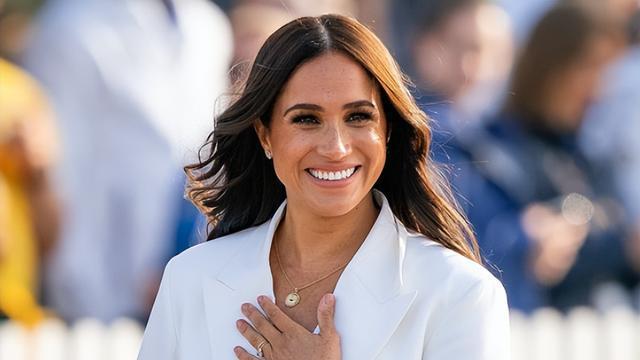 欧美明星|40岁梅根富态赘肉明显，身材臃肿难掩大肚腩，同框哈里亲密无间