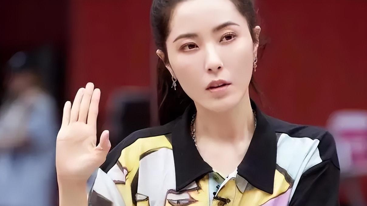 曾黎|45岁曾黎仍是单身，恋爱不找帅的，很羡慕梅婷