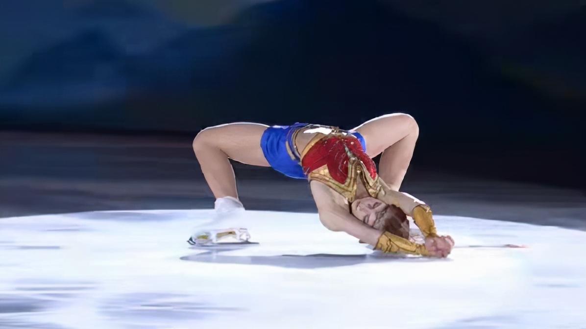 特鲁索娃|独门“蟹步”，只此一家！特鲁索娃今天换了2套服装，温柔又狂野