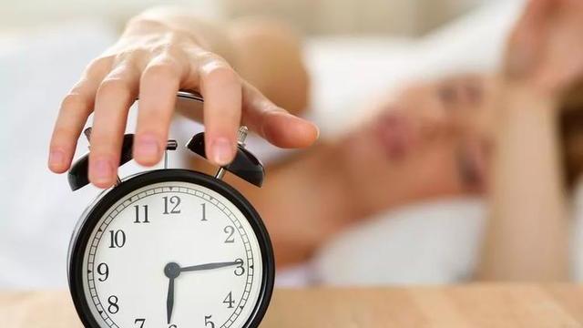 睡眠|不要被“8小时睡眠论”欺骗了？60岁后，最佳的睡眠时间是多久？