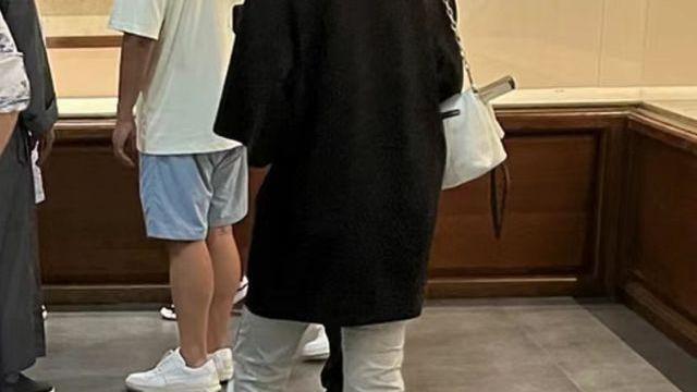 黄忆慈|兄妹三人：黄多多带领多妹和弟弟作画，网友：三个艺术家