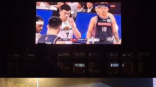 萨维奇|沈阳体育学院大屏幕放辽篮，集体观看“杨鸣表情包”，氛围感拉满
