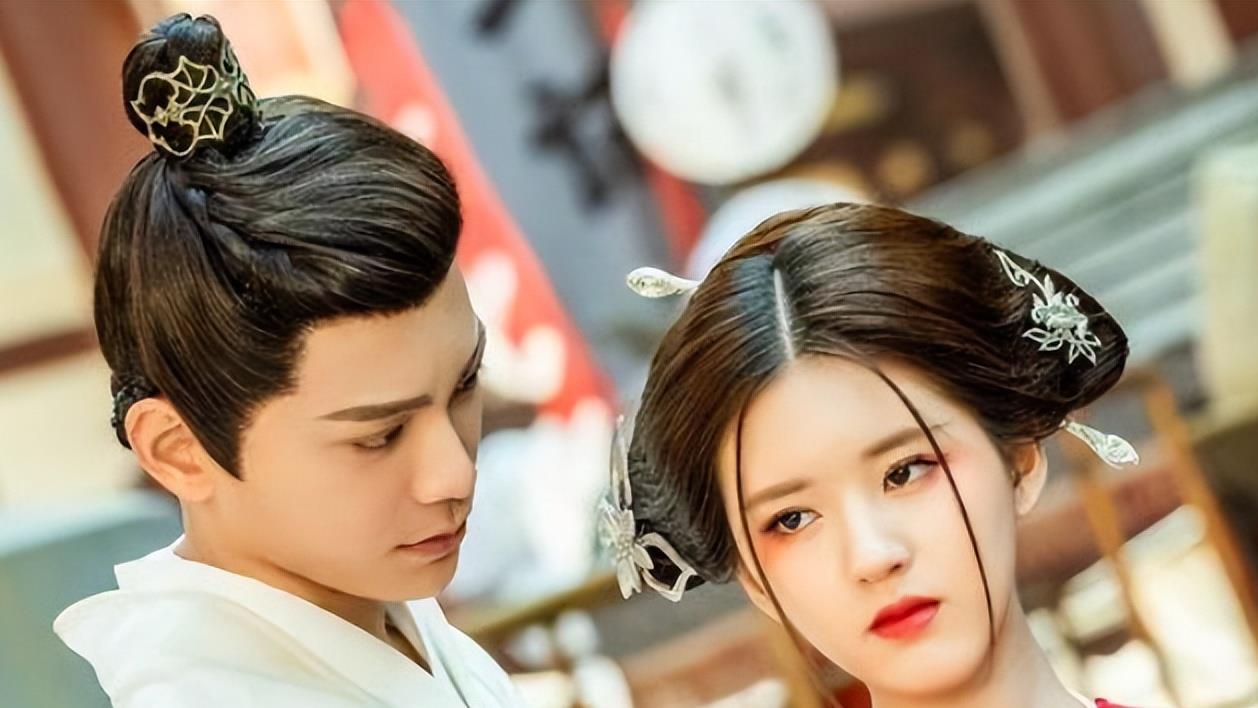 恨天高|4位小个子女星，踩凳子、穿恨天高，路拍才是真实身高