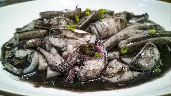 墨鱼|墨鱼的“墨汁”是什么成分？真可以吃吗？渔民透露了真相，长知识