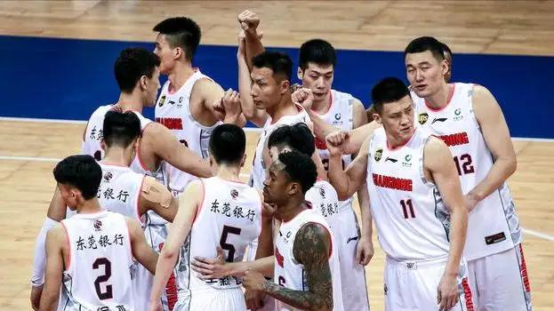 广东男篮|杜锋离队执教国家队，宏远顶薪签下32岁锋霸，球迷：养老合同