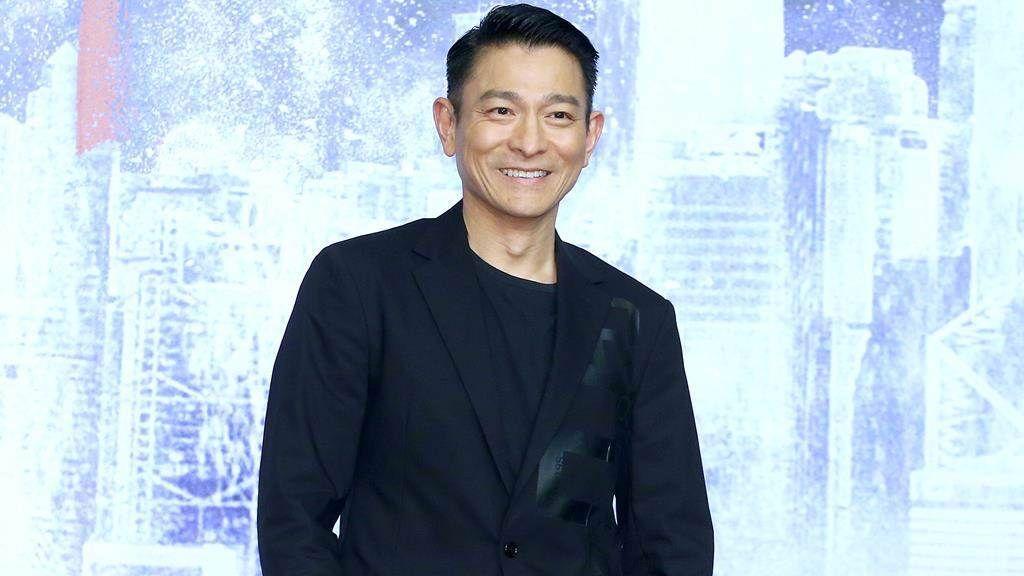 刘德华|刘德华顶高温在路边拍戏60岁无P真实状态好到傻眼