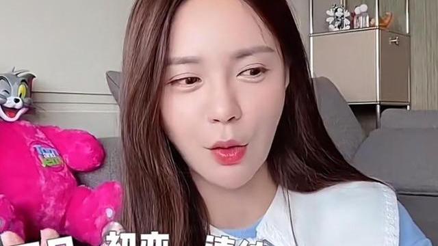 沈梦辰|沈梦辰分享粘假睫毛的方法，近照发际线堪忧，穿千元上衣很少女