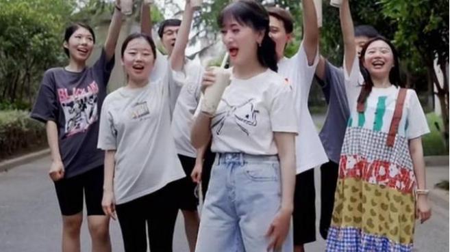 赵雅芝|68岁赵雅芝顶着高温晨跑，依然那么美，俨然38岁的女人