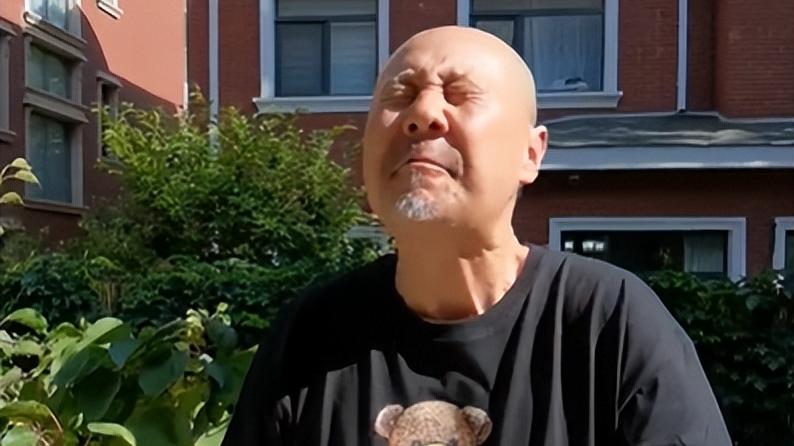 腾格尔|62岁腾格尔摘树上野果吃！直接往嘴里塞不嫌脏，酸到五官扭曲变样