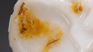 和田玉籽料|旧藏·和田玉籽料雕扭转乾坤笔舔