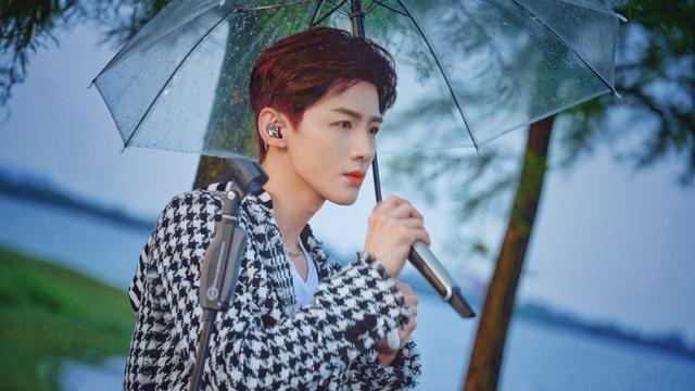 白敬亭|白敬亭的伞被吹飞了，这次不是演的