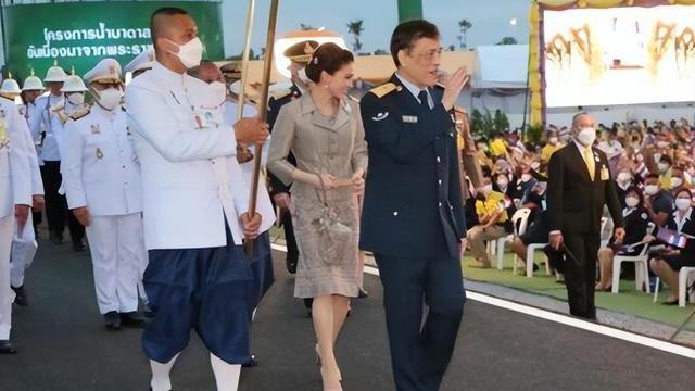 苏提达|苏提达“水桶腰”身材走样，礼服出镜选错造型，形体短板显露无疑