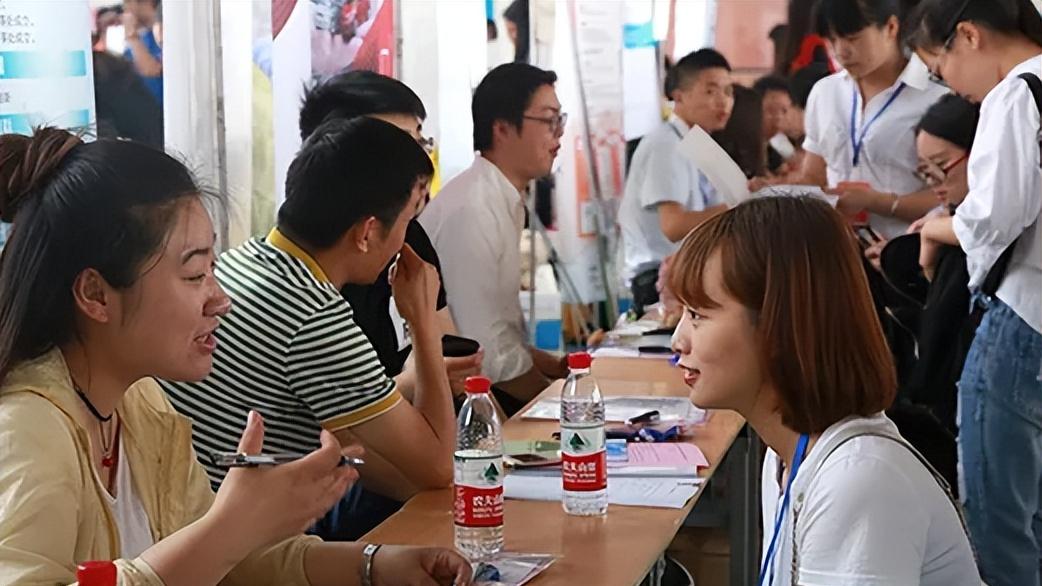 招聘|事业单位“海关”开启招聘，月薪6000还享有编制，入职无需笔试