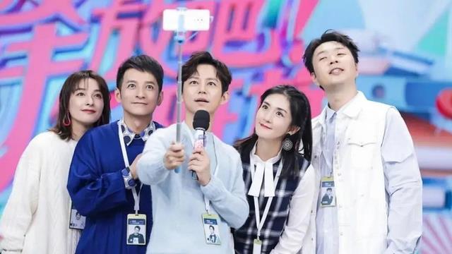 何炅|芒果新综低走高开，全凭何炅撑台，登收视榜首原因有3点