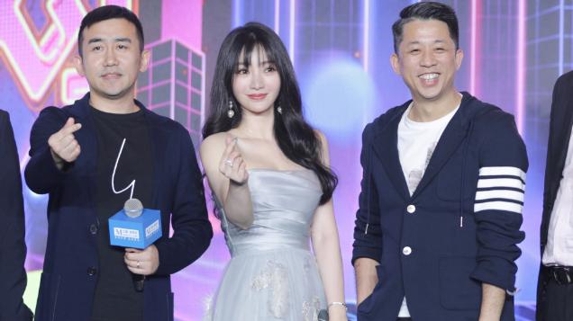 柳岩|银色鹅毛紧身连衣裙，让柳岩尽显公主气质，网友：太高贵！