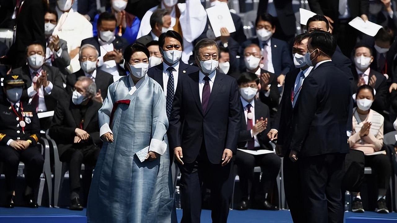 姐姐 韩国新第一夫人正式亮相！留法式刘海打扮韩范，与整容前差别太大