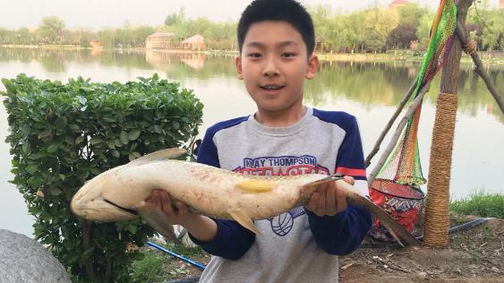 江苏省|钓鱼新手大礼包不分年龄，江苏男孩儿面包渣儿童竿照样钓到巨物