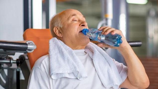 咖啡|早上起床后的5个“短命”的习惯，过了45岁后，希望你一个也不占