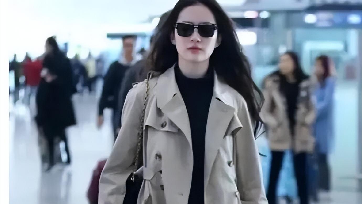 美丽|粉丝偶遇刘亦菲身穿风衣美丽动人