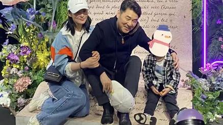 水原希子|陈建斌一家看展，与蒋勤勤亲吻小儿子好幸福，4岁锵锵侧脸超帅