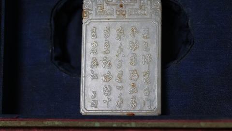 和田玉籽料|舊藏和田玉籽料“樵夫耕读”子冈牌