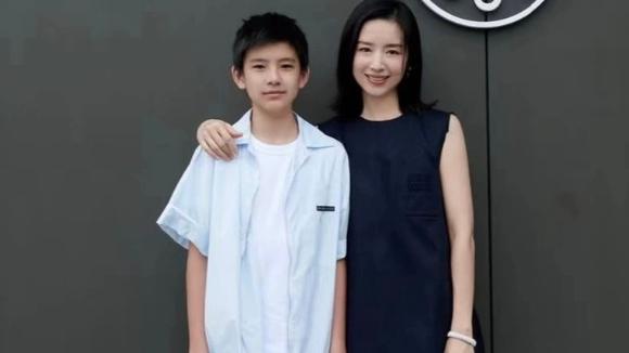 董洁|董洁带儿子参加活动，前夫潘粤明发文回应，13岁顶顶长相像爸爸