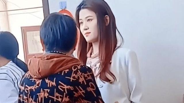 朱之文|大衣哥在儿子订婚后接商演，朱小伟当其助理，网友：丢人现眼