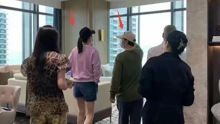 甄子丹|甄子丹现身深圳看房，穿拖鞋拍照气场强大，与汪诗诗牵手大秀恩爱