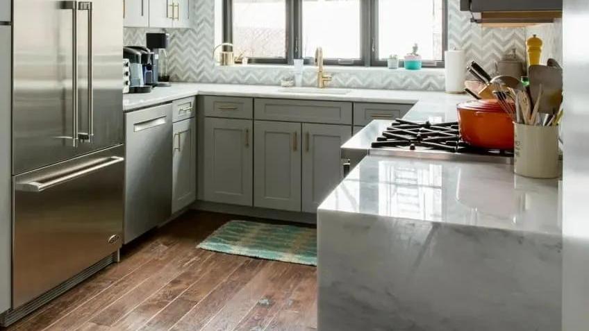 小小屋装修网|定制柜安装是否需要预留出一定空间？