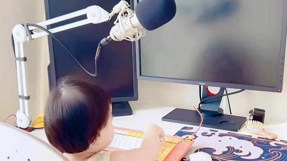 游戏主播|韦神女儿开始学操作电脑？蜜蜂终于晒出她完整侧脸，长得太像韦神