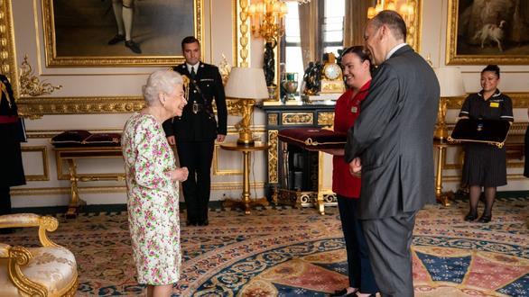 王储|96岁英女王，穿印花裙脖子前倾快90度，74岁查尔斯陪伴大儿媳缺席