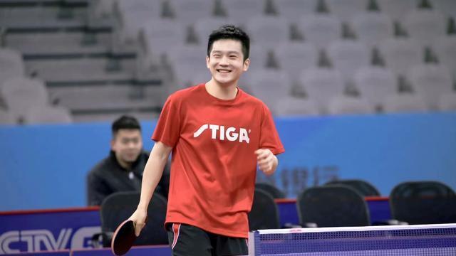 运动员|国乒天团私服曝光，马龙西装不输明星，尽显反差魅力
