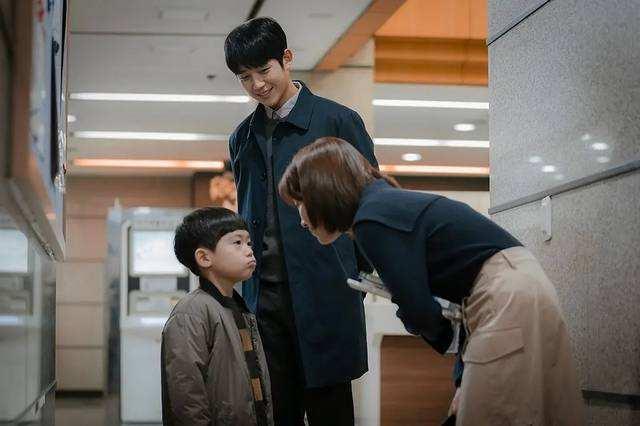 全职妈妈|全职妈妈成“合法职业”，在家带娃有五险一金？过来人却表示担忧