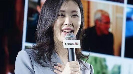 珠海|你还只会穿西装裤？田朴珺的西装裙套装美翻了，灰蓝色超级优雅