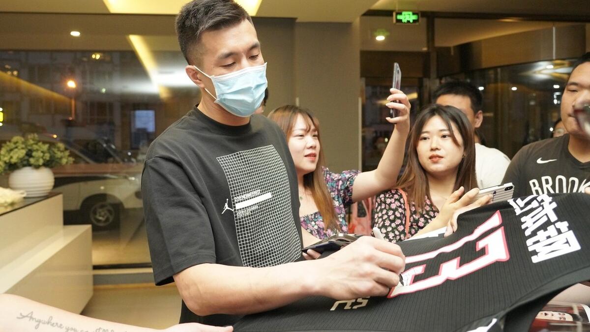 |郭艾伦走马上任，广告片中担任教练，球迷为他开心