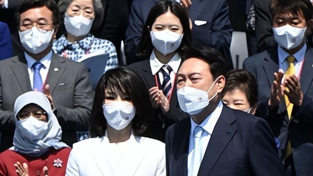 金建希 49岁韩国新第一夫人欢迎拜登！罕见盘起头发更美了，就是脖子前倾