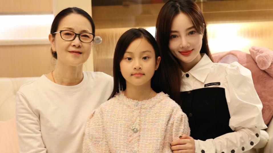 李小璐|祖孙三人包粽子，甜馨越来越漂亮李小璐冻龄，65岁姥姥星味最足