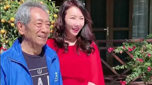 王奎荣|王奎荣携小37岁娇妻露面！头发全白皱纹明显，妻子戴30万表显富贵