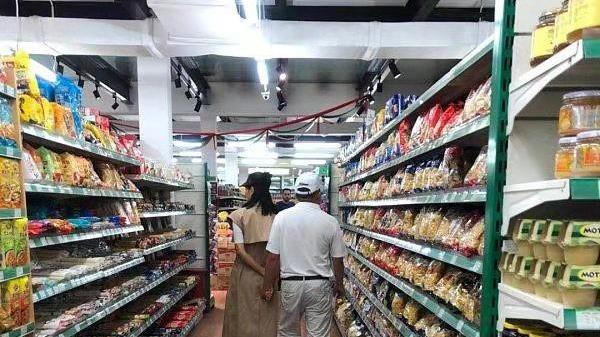 刘涛|刘涛夫妇逛街被偶遇，老公发福厉害全程手插兜，她打扮朴实接地气