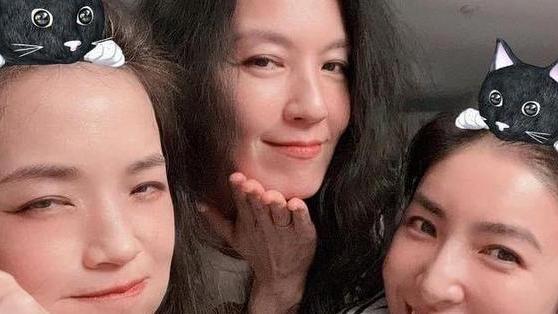 舒淇|舒淇粉红色男孩发型惹眼，看似假发，网友怀念她波浪长发