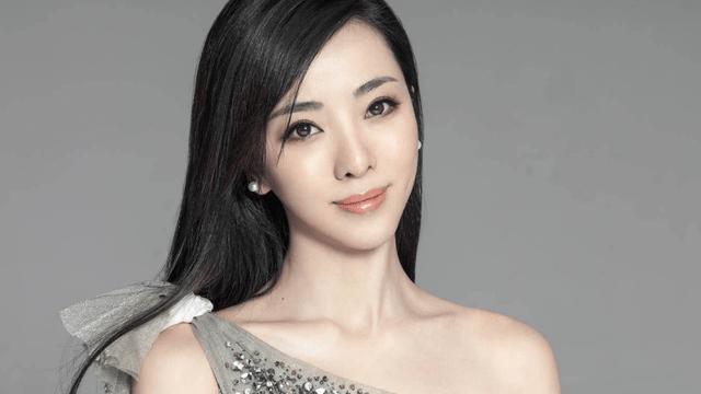 董卿|“董卿的接班人”终于红了，能力和董卿不相上下，颜值更胜一筹