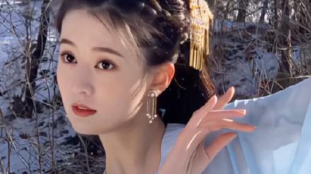 |乔欣分享古装写真大片 手持团扇仙气十足