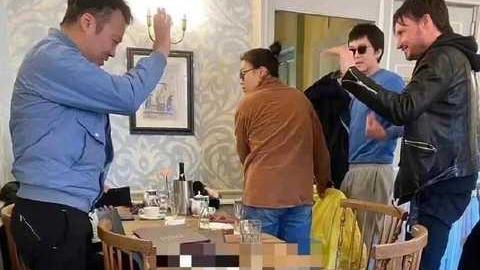 马思纯|马思纯与张哲轩现身伦敦街头，马思纯又胖了一圈，小腹凸起很明显