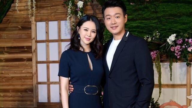 连体裤|佟大为妻子真有女强人的气场，连体裤紧身不算啥，侧身镂空挺高调